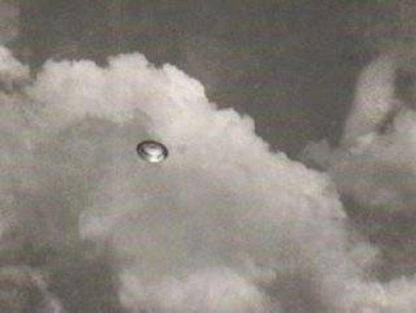 10 UFO photos that scientists still haven’t been able to explain.