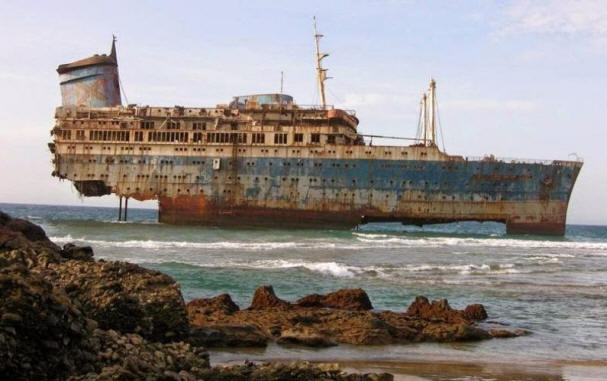 sunkenships04 12 wrecks that can be viewed without scuba gear