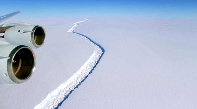 Giant Iceberg Breaks Off Antarctica