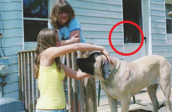 An American discovered a terrible ghost in her childhood picture