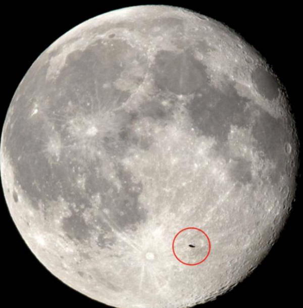 The Englishman photographed a UFO on the background of the moon