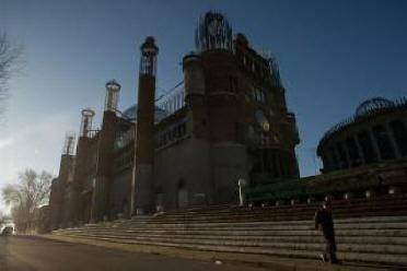 The man who has been building a huge cathedral for 53 years. Alone