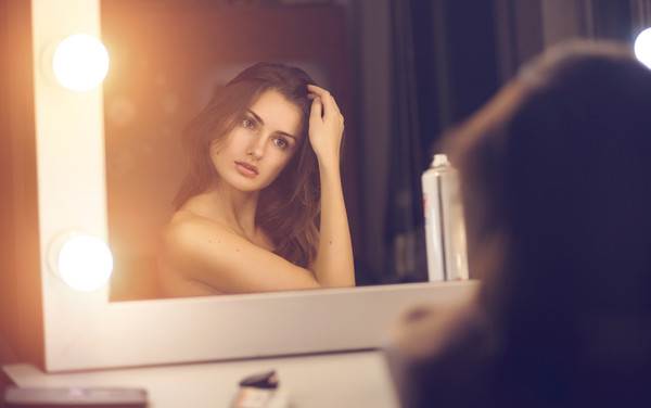 what will happen if you look in the mirror for a long time 