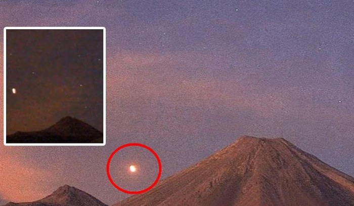 Two UFOs are landing in the volcano Colima