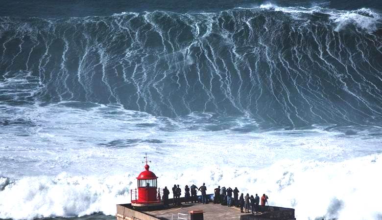 Giant waves destroy balconies in Spain