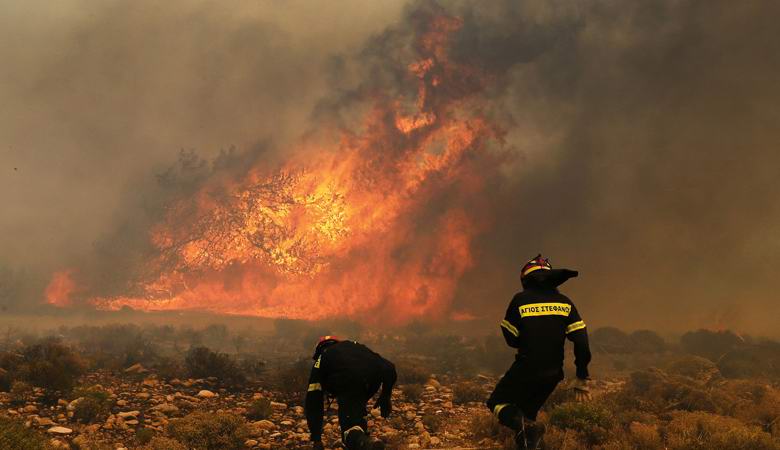 The Greek captured how an unprecedented fire engulfs his house