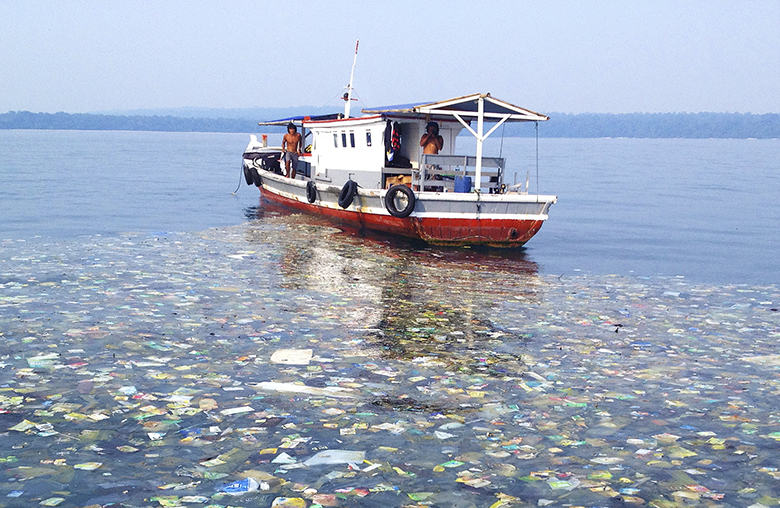 Indian fishermen turn ocean plastic into great roads