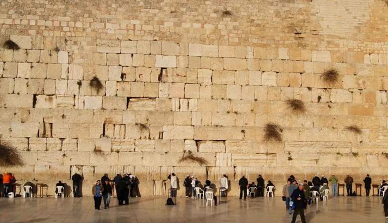 A huge stone suddenly flew out of the Western Wall of Wail