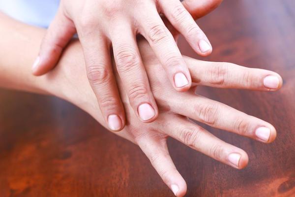 Itches on the right hand 