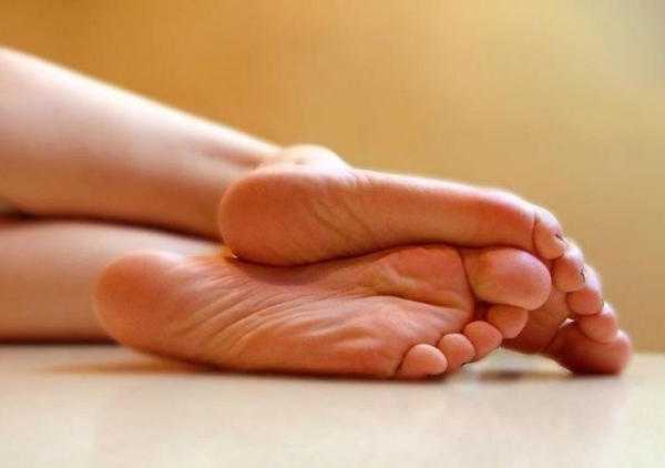 Why does the left foot itch 