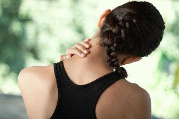Why does the back of the girl's head itch 