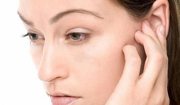 Why do guys and girls have itchy left or right ear 