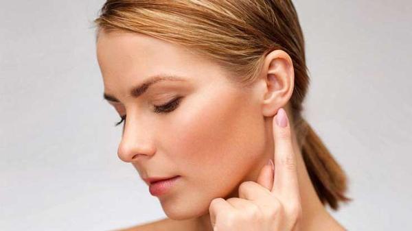 Causes of itchy left ear 