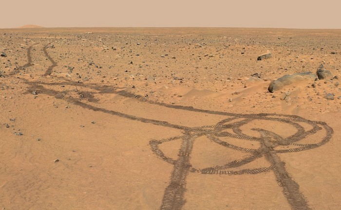 How to relate to the findings on Mars of virtual archaeologists?