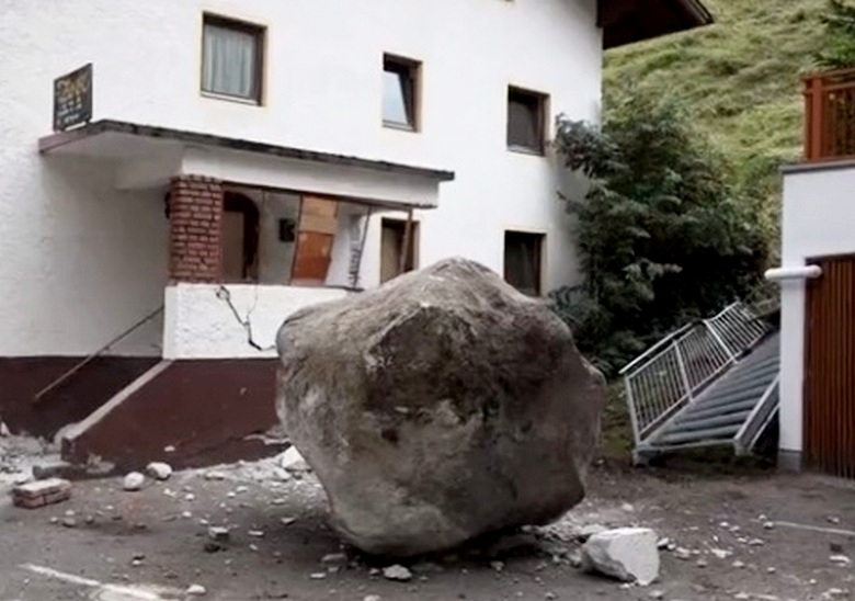 A stone block of 20 tons almost crushed a house in Austria