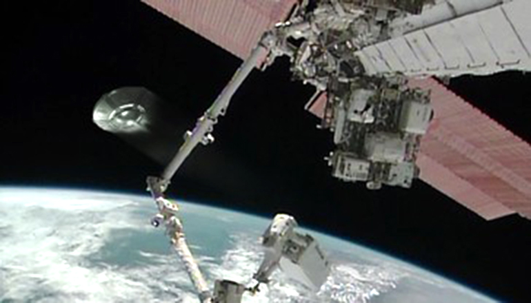 The ISS camera photographed a UFO flying to Earth