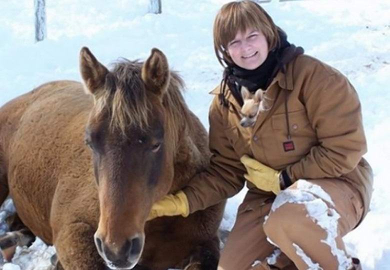 A Canadian fell from a horse and spoke with an ancestral accent.