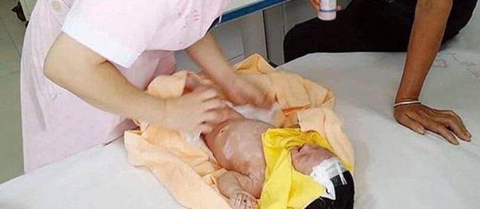 The Chinese baby survived by lying a week in the grave