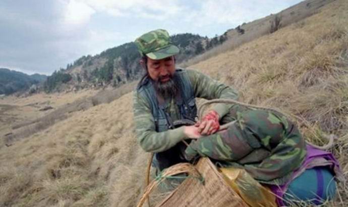 A Chinese hermit for more than two decades looking for yeti