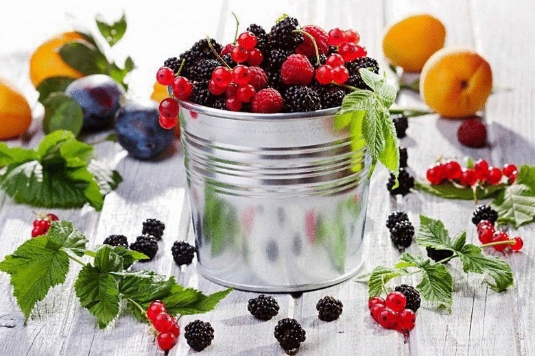 Bones from fruits and berries are healthier than their juicy and tasty pulp