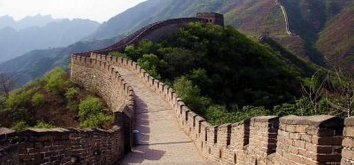 Who built and now dismantles the Great Wall of China