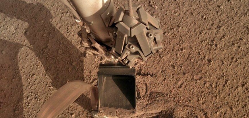 Mars module hits itself with a shovel to free the probe 