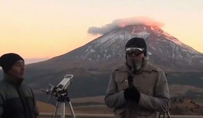 Mexicans film the appearance of a UFO over the volcano to show it live