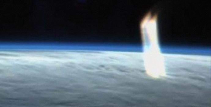 The ISS captured a mysterious ray above the Earth