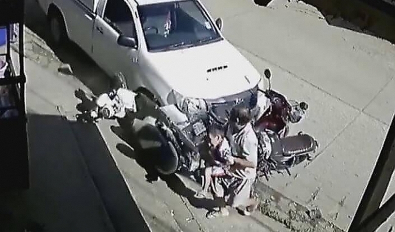 The motorcyclist and his baby miraculously survived the accident