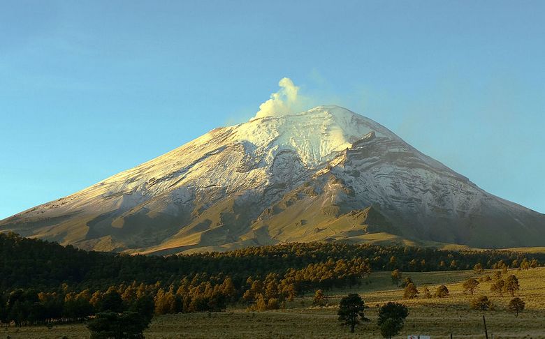 UFO soars over Popocatepetl in Mexico