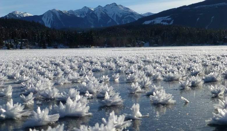 Ordinary lakes make unusual cosmic sounds