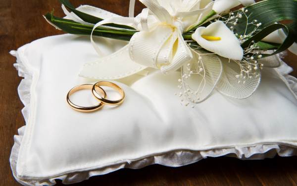 Wedding rings - signs and superstitions 