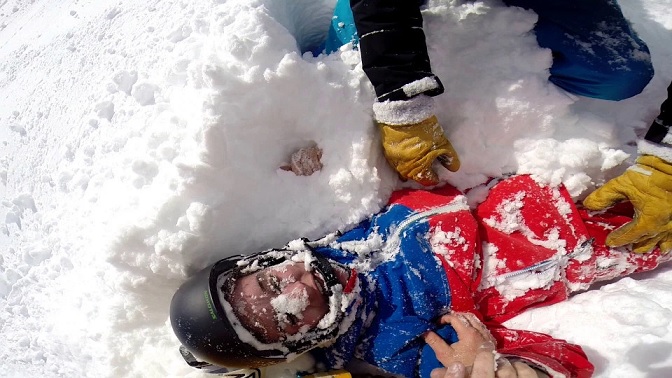 A guy dug out a 19-year-old skier from the snow in the Alps (VIDEO)