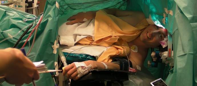 Having undergone brain surgery, the opera singer sang on the operating table