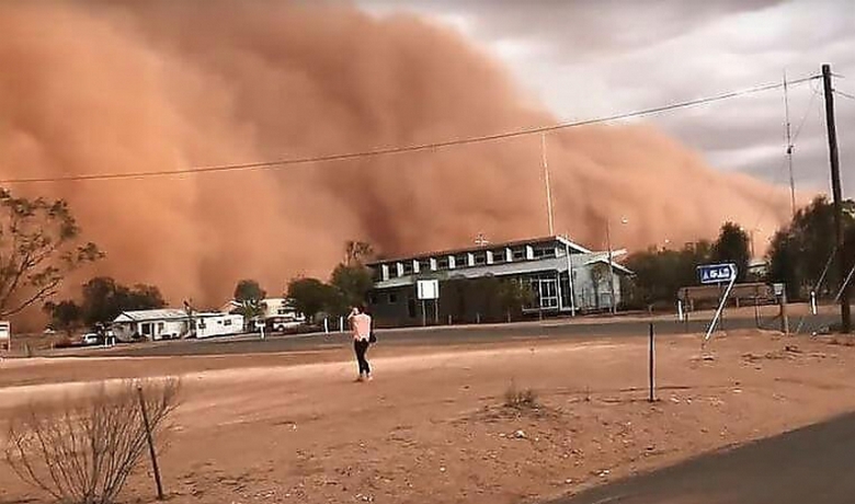 Sandstorm - a surreal spectacle of an imaginary Apocalypse