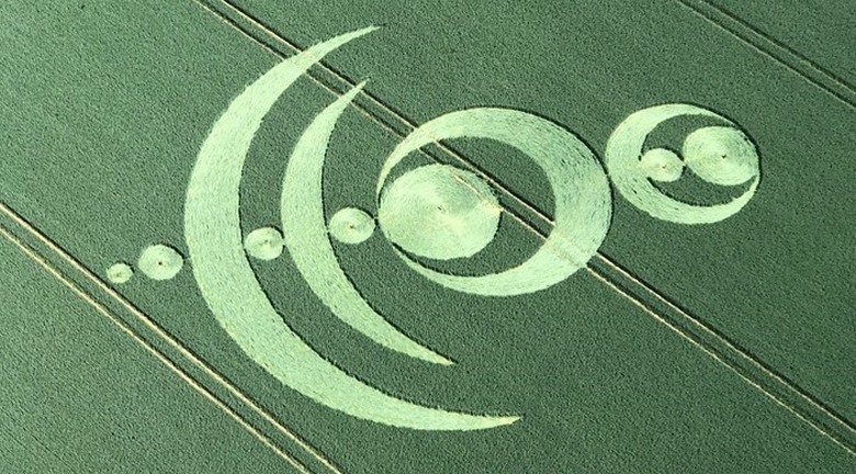 The pilot photographed a complex drawing on the field of France