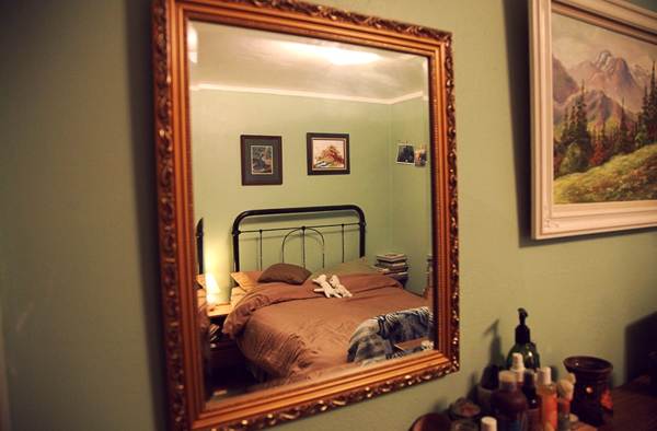 sleep in front of the mirror 