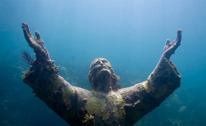 Underwater statues of Jesus Christ