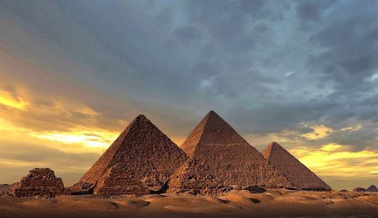 Visiting the Egyptian pyramids is a tedious and even dangerous activity