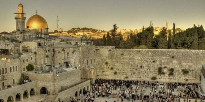 Pre-Easter cleaning of the famous Wailing Wall