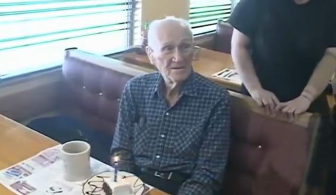 An elderly American was paid extra for lunch in a cafe