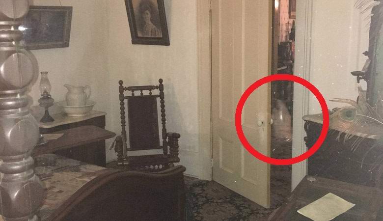 A bizarre ghost appeared outside the door.