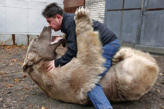 Russian family living with a bear shocked the Internet