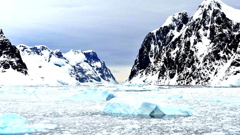 Russian pilots rescued a Chinese tourist in Antarctica