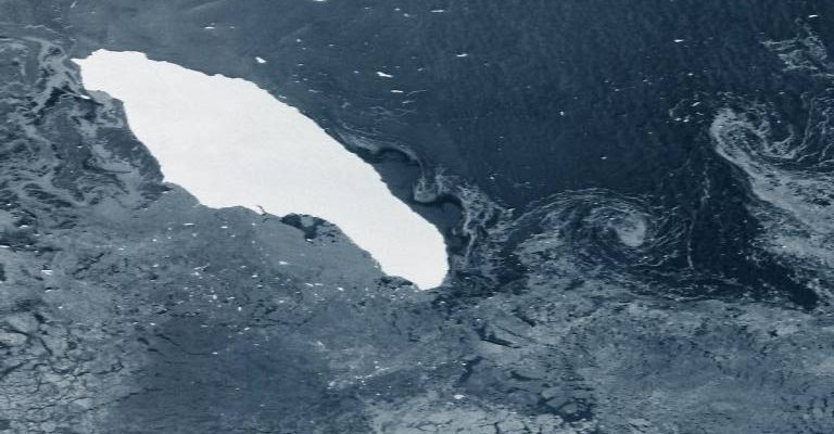 The largest iceberg in the world on the way to collide with the penguin sanctuary 