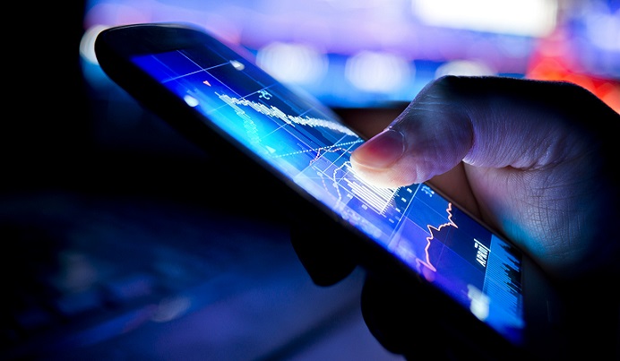 The blue light emitted by a monitor or smartphone accelerates the aging process