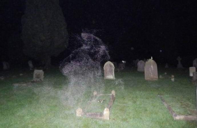 The skeptic believed in ghosts by photographing one of them in a dark cemetery