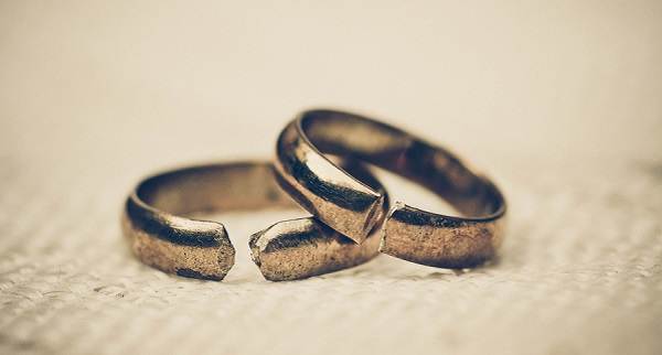 why does a married woman dream of a broken wedding ring 