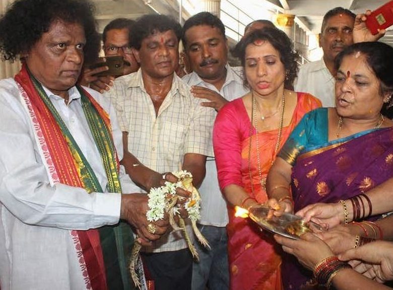 Hundreds of Indians attend the wedding of two frogs