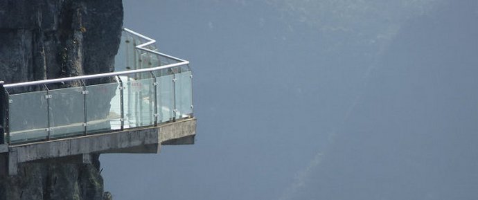 The glass bridge cracked and scared the tourists to death